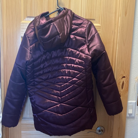 Like new burgandy coat - Picture 2 of 2